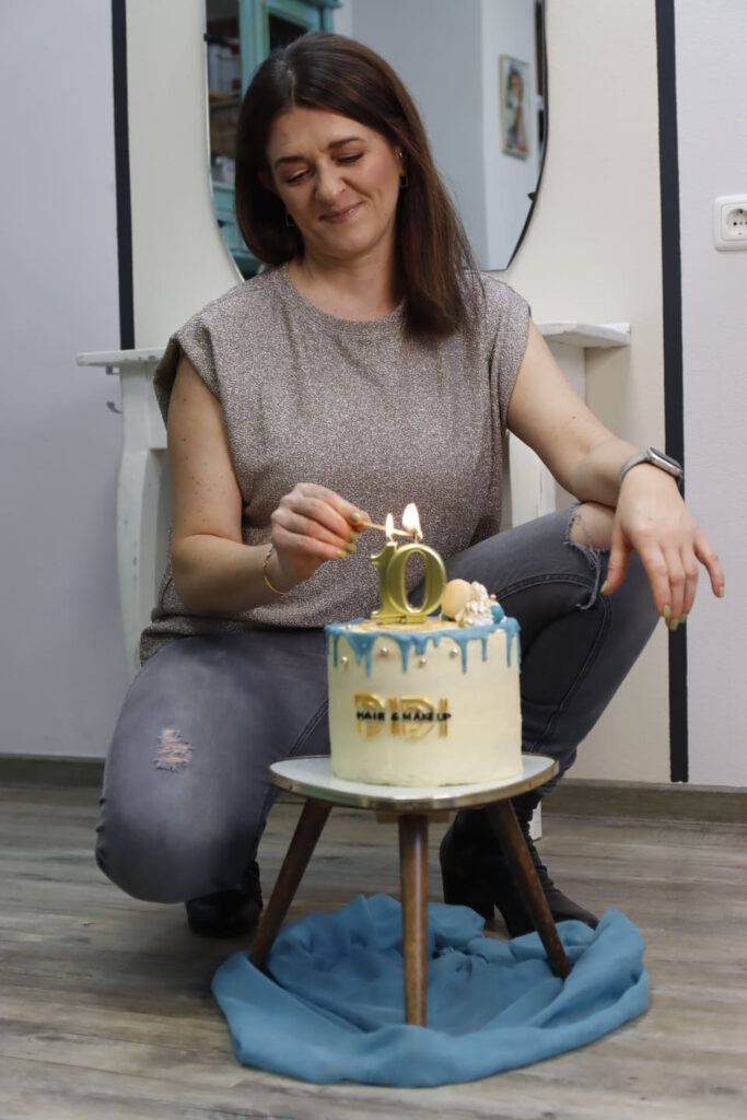 10 Jahre Didi - Hair & Make-Up: Didi zündet die Torte an