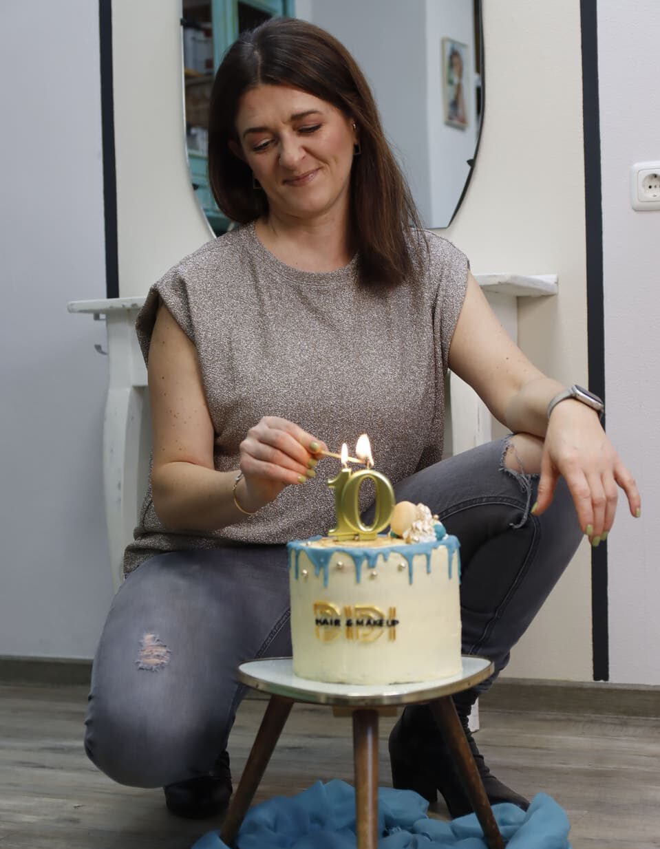 10 Jahre Didi - Hair & Make-Up: Didi zündet die Torte an