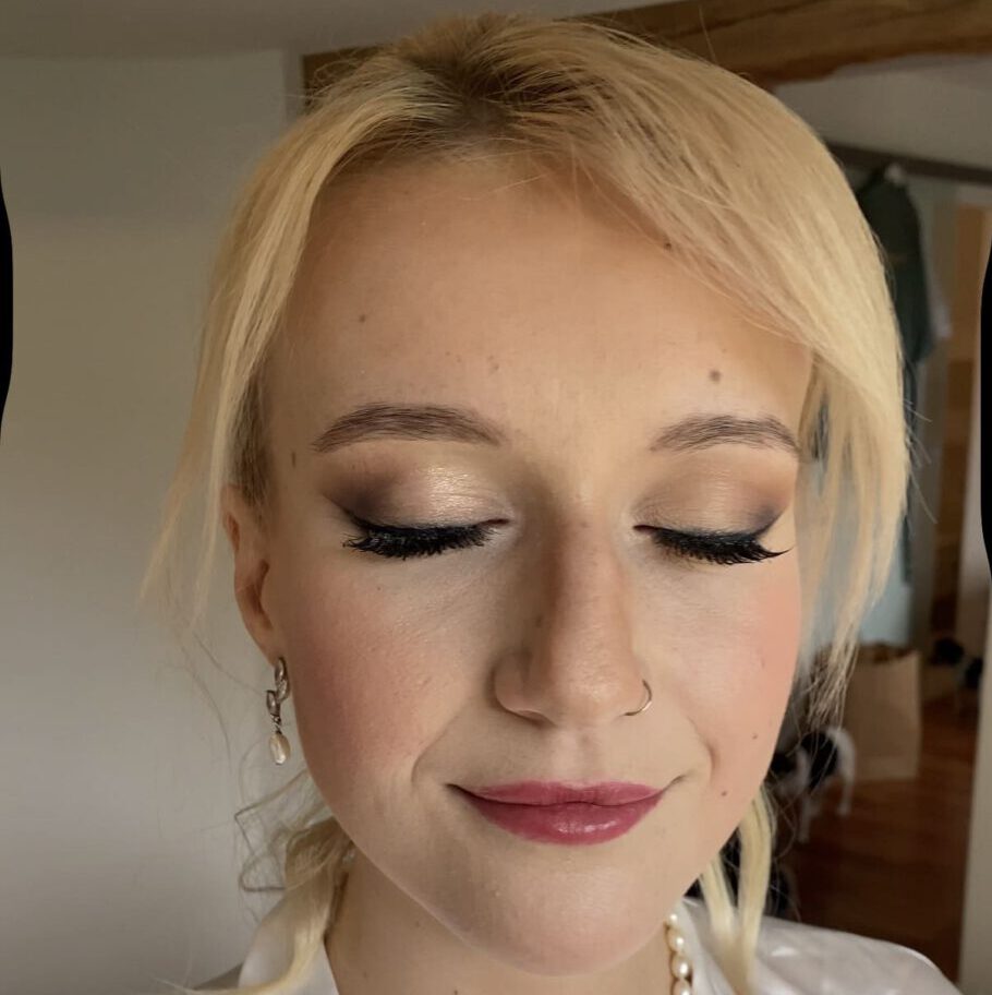 Natürliches Braut Make-up mit geschlossenen Augen