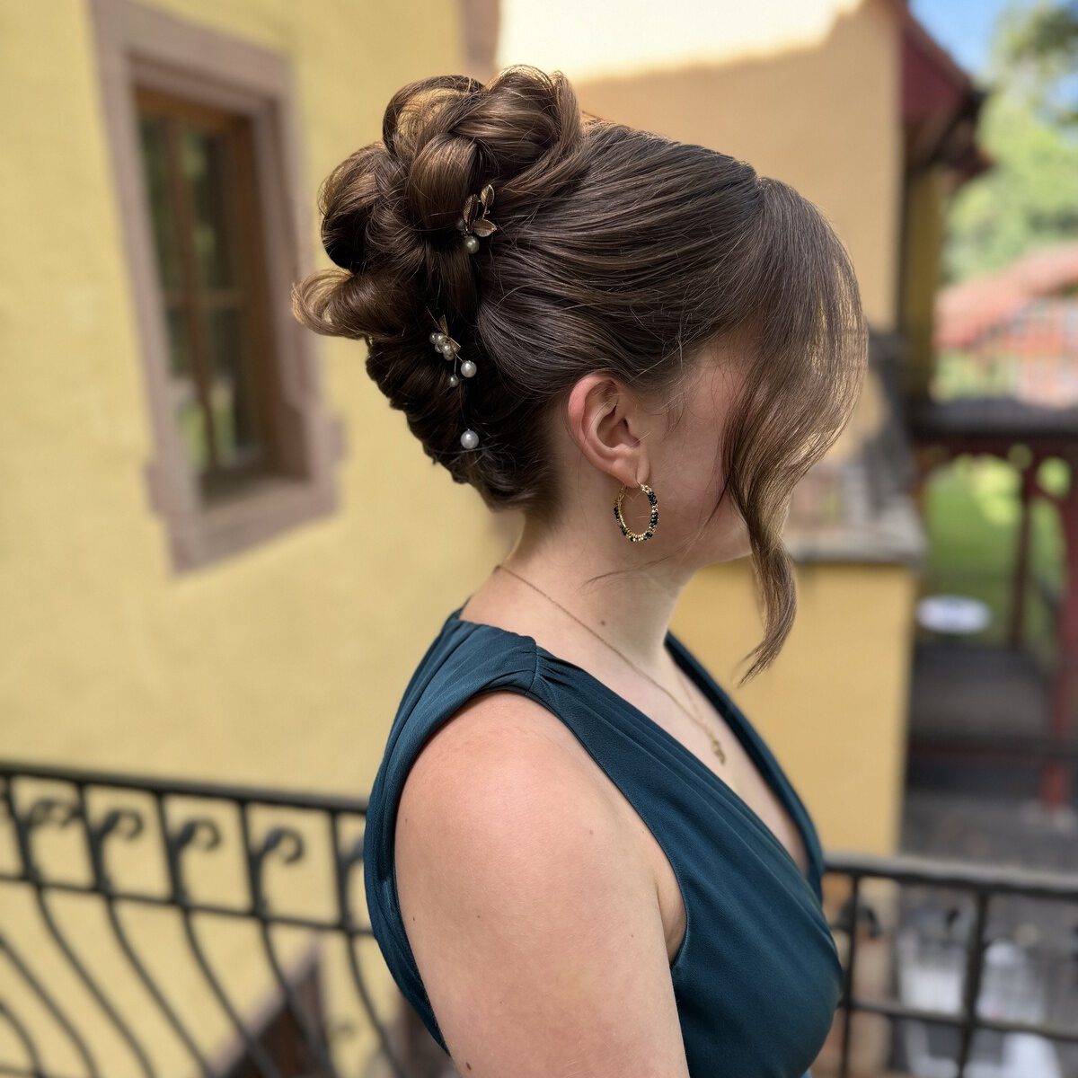 Gästestyling für Hochzeit, Hotel Weyberhöfe in Sailauf, Hochsteckfrisur elegant verspielt am Hinterkopf, French Twist, Face Frame,