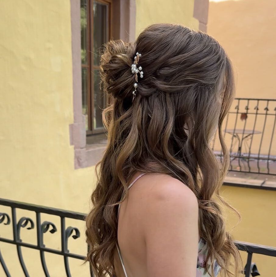 Gästestyling Hochzeit, halboffene Frisur mit legeren Wellen mit Perlenhaarschmuck in den Weyberhöfen Sailauf