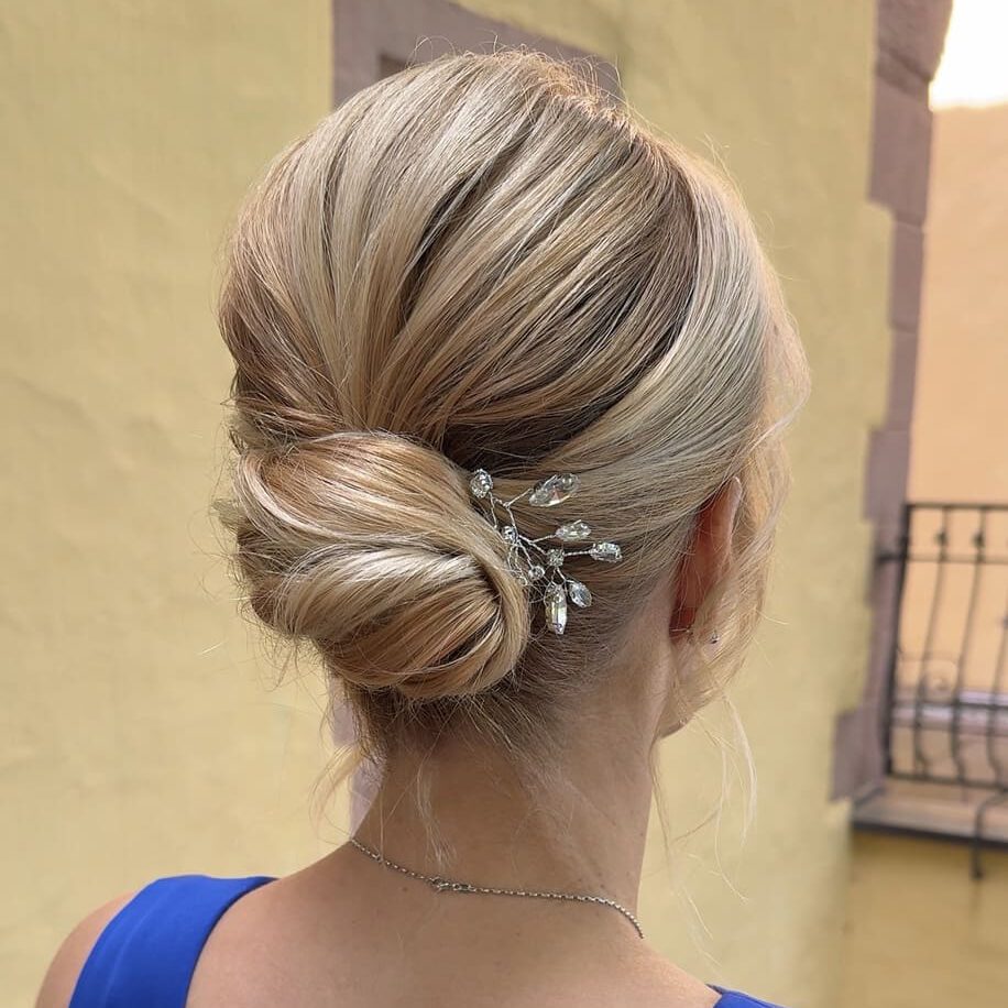 Gästestyling für Hochzeit, klassicher Bun, cleane Hochsteckfrisur in den Weyberhöfen Sailauf, Haarschmuck mit Schmucksteinen