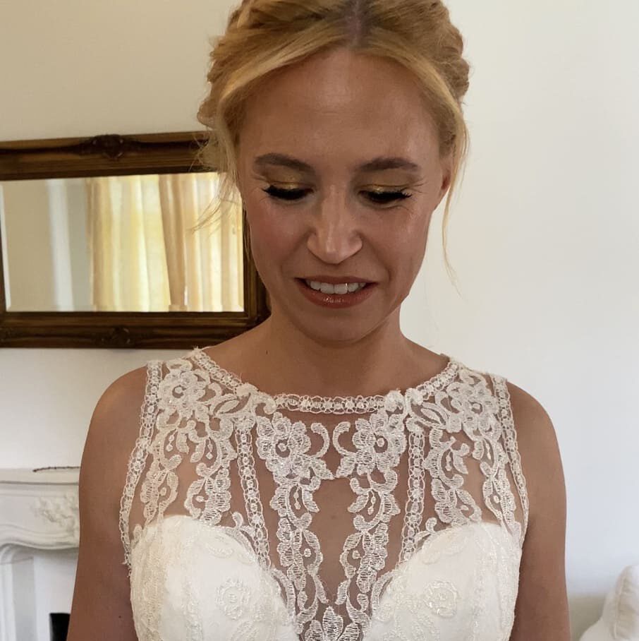 Braut-Make-up, Braut senkt den Blick, Wimpernverlängerung und -verdichtung, Faceframe sichtbar, Didi Hair & Make-up,